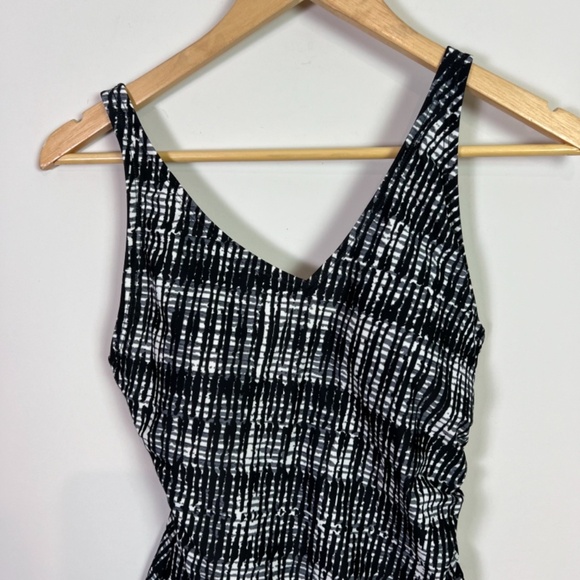 Speedo Women’s Black White Print One Piece Swimsuit Swim Size 10 - Picture 2 of 9